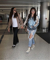 Kesha---Arriving-at-LAX-airport-in-Los-Angeles-32-566x631.jpg