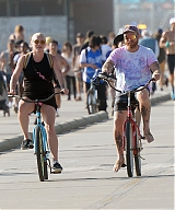 Kesha_going_for_a_bike_ride_in_Los_Angeles_09-05-2023__13_.jpg