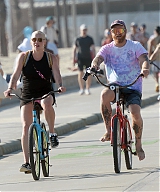 Kesha_going_for_a_bike_ride_in_Los_Angeles_09-05-2023__14_.jpg
