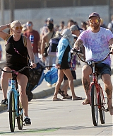 Kesha_going_for_a_bike_ride_in_Los_Angeles_09-05-2023__6_.jpg