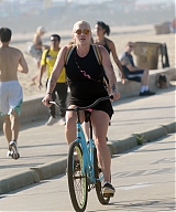 Kesha_going_for_a_bike_ride_in_Los_Angeles_09-05-2023__7_.jpg