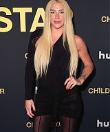 kesha-at-child-star-premiere-in-los-angeles-4.jpg