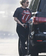 kesha-sebert-wearing-a-rolling-stones-tongue-and-lips-logo-tee-as-she-heads-to-her-pilates-class-in-los-angeles-060118_05.jpg