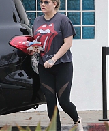 kesha-sebert-wearing-a-rolling-stones-tongue-and-lips-logo-tee-as-she-heads-to-her-pilates-class-in-los-angeles-060118_1.jpg