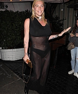 Kesha---Attends-the-Vanity-Fair-party-at-Chateau-Marmont-in-Los-Angeles-03.jpg