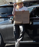 Kesha---Seen-test-driving-a-Porsche-SUV-in-Los-Angeles-03.jpg
