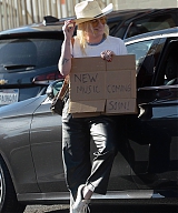 Kesha---Seen-test-driving-a-Porsche-SUV-in-Los-Angeles-09.jpg