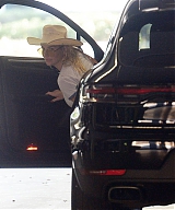 Kesha---Seen-test-driving-a-Porsche-SUV-in-Los-Angeles-21.jpg
