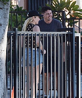 Kesha---Visiting-an-animal-rescue-house-in-Los-Angeles-04.jpg