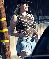 Kesha---Visiting-an-animal-rescue-house-in-Los-Angeles-07.jpg
