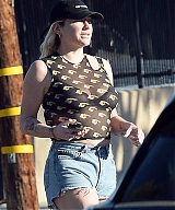 Kesha---Visiting-an-animal-rescue-house-in-Los-Angeles-21.jpg