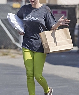 Kesha-in-Green-Pants--03.jpg