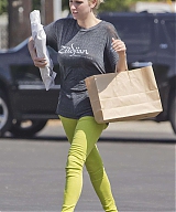 Kesha-in-Green-Pants--05.jpg