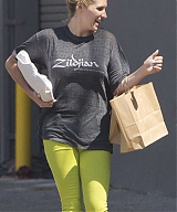 Kesha-in-Green-Pants--08.jpg