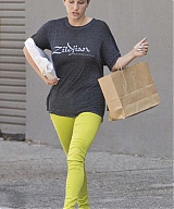 Kesha-in-Green-Pants--15.jpg