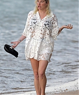kesha-and-brad-ashenfelter-out-at-a-beach-in-hawaii-05-13-2021-2.jpg