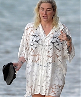 kesha-and-brad-ashenfelter-out-at-a-beach-in-hawaii-05-13-2021-4.jpg