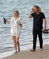 kesha-and-brad-ashenfelter-out-at-a-beach-in-hawaii-05-13-2021-6.jpg