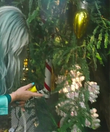 y2mate_com_-_Kesha__Learn_To_Let_Go_Official_Video_1080p_096.jpg